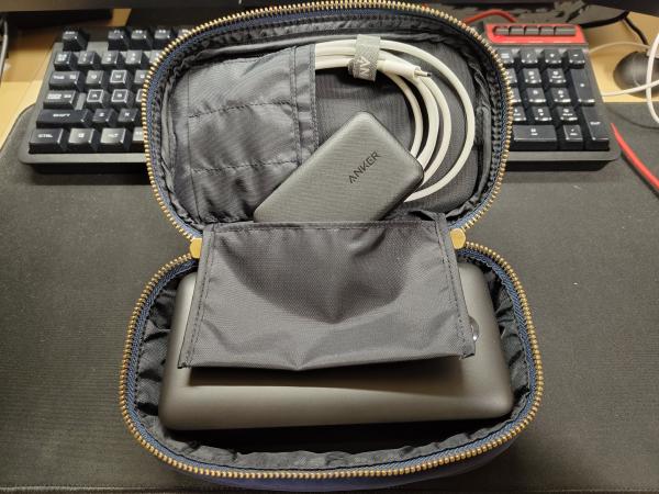 モバイルバッテリーのケースには化粧ポーチが最適という話